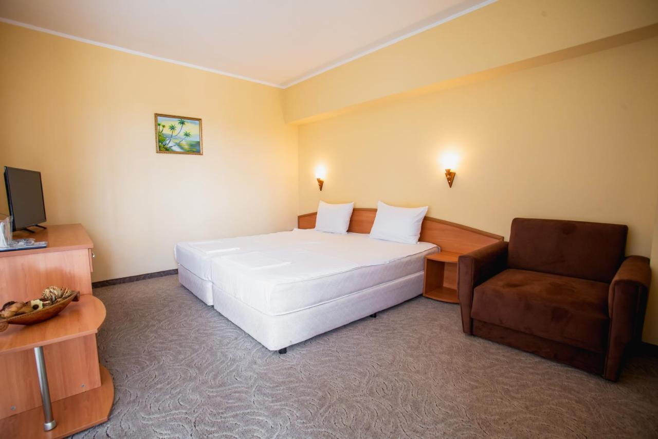 Hotel Dolphin Ravda Exteriör bild