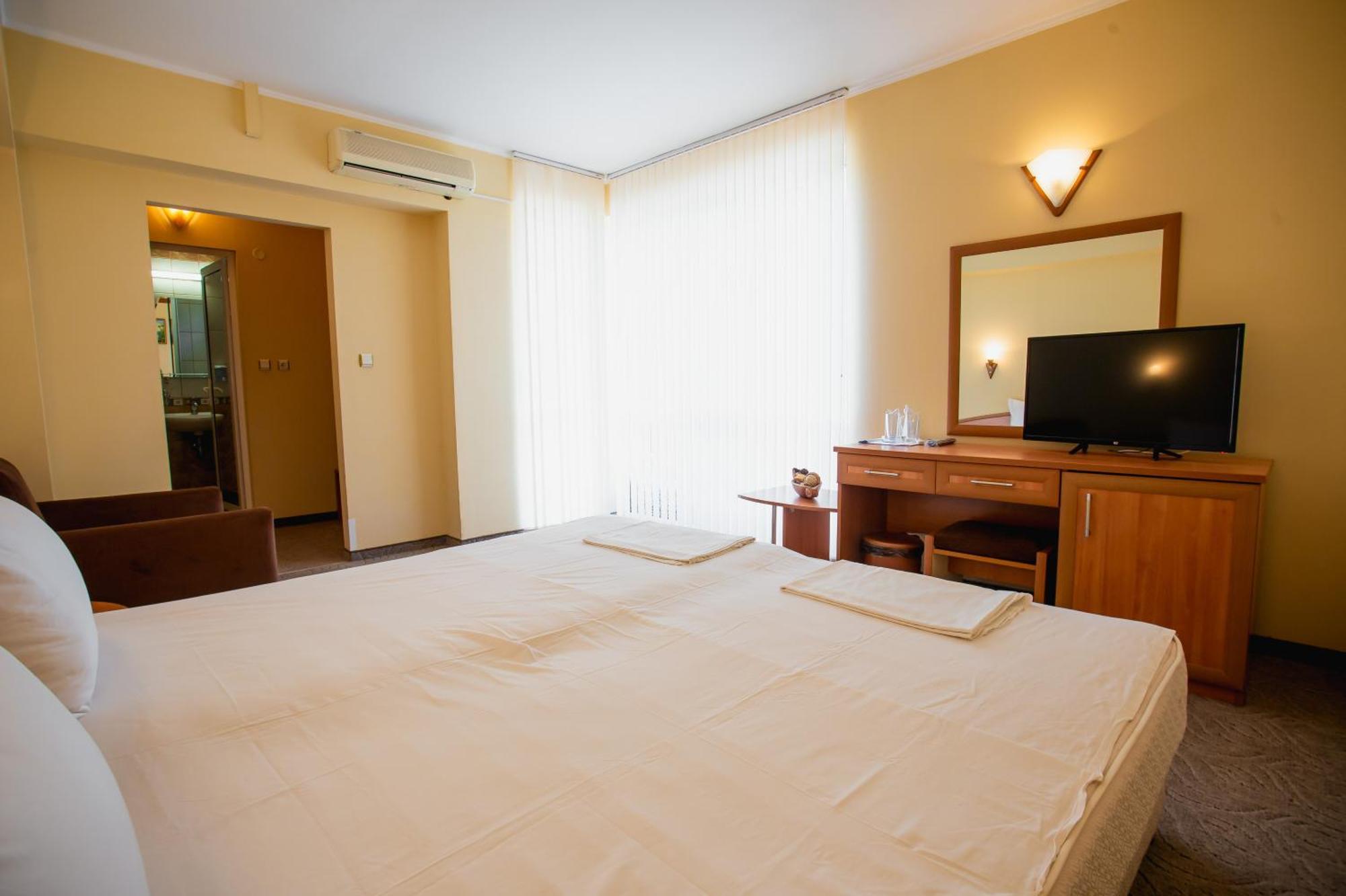 Hotel Dolphin Ravda Exteriör bild