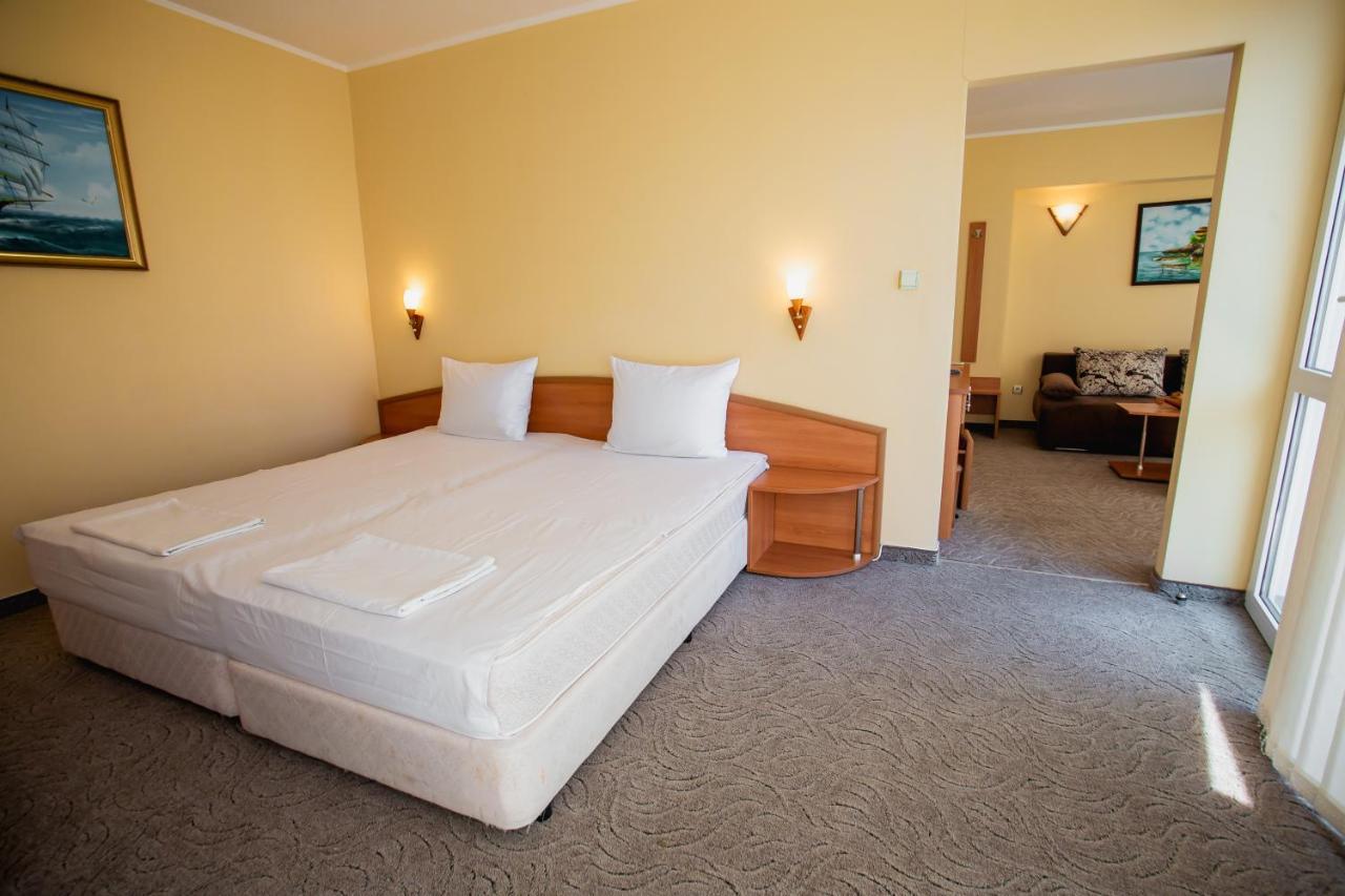 Hotel Dolphin Ravda Exteriör bild